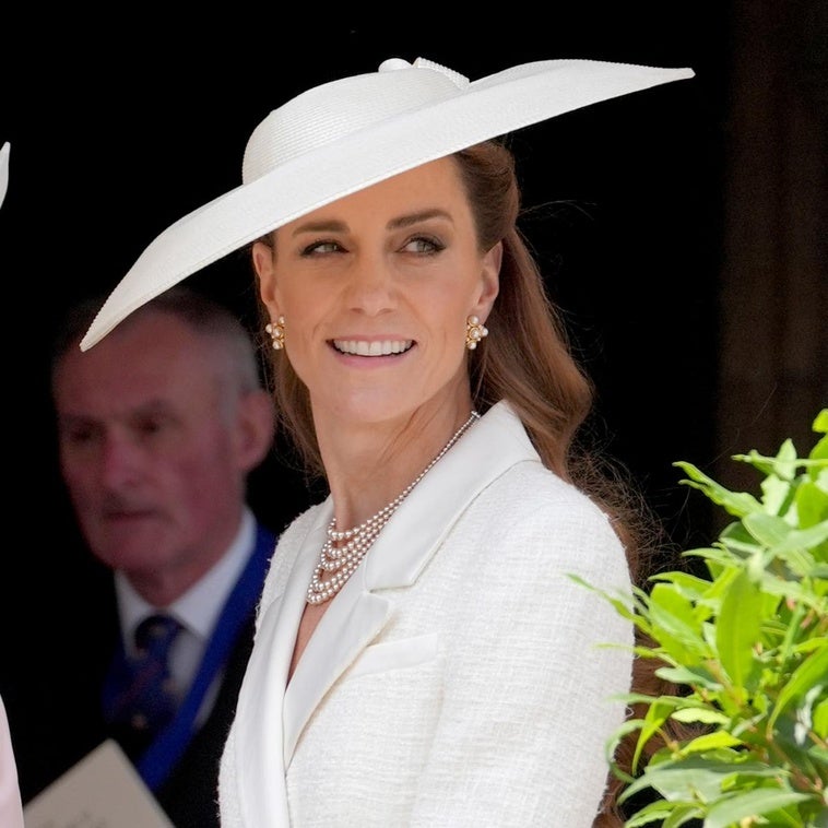 Kate Middleton arrasa con un look de inspiración nupcial en el desfile del Día de la Jarretera: toda de blanco y con pamela XL